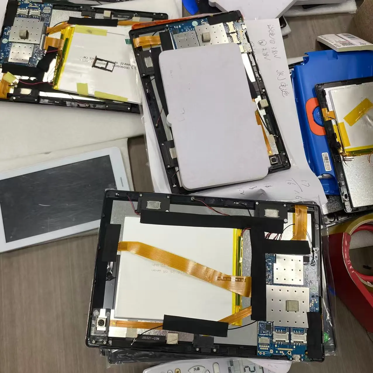 Tablet screen lamination process at Wintouch factory